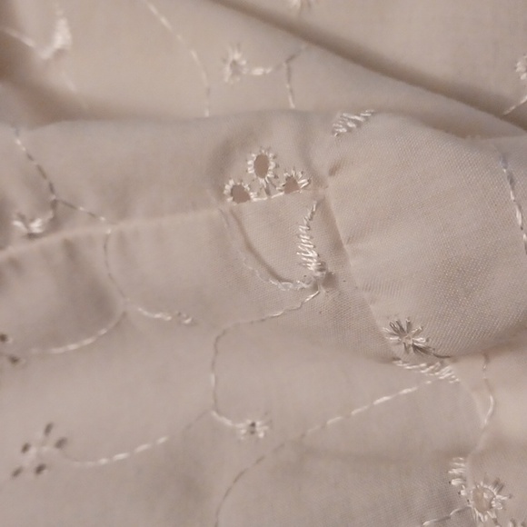 $4 Add-on White Lace-like Floral Blouse - Size Medium - Picture 10 of 10